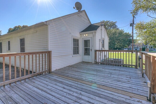 Building Photo - 1402 N Tennessee Blvd