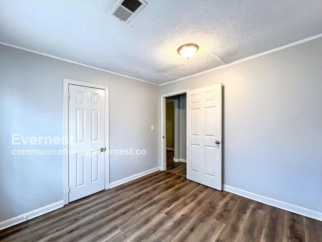 Building Photo - 533 Burkman Dr