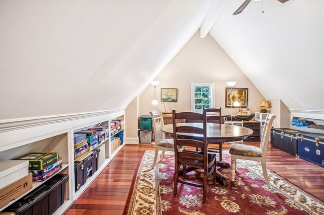 Building Photo - Stunning and Spacious Single Family Home S...