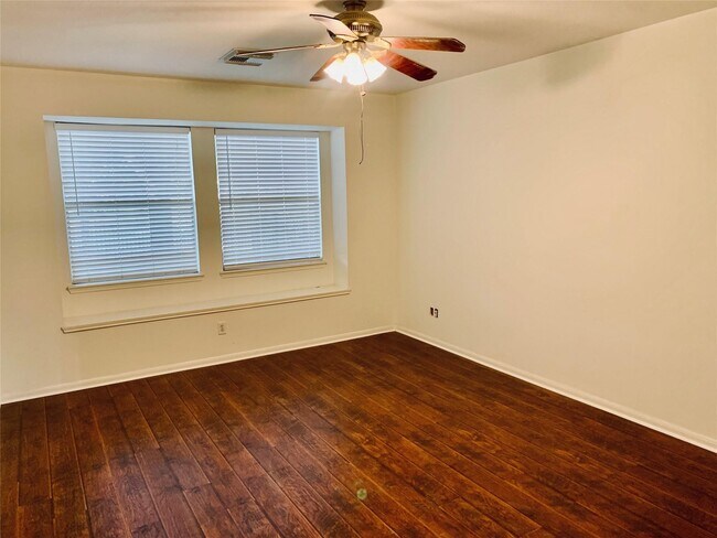 Building Photo - 8846 Gas Light Village Dr