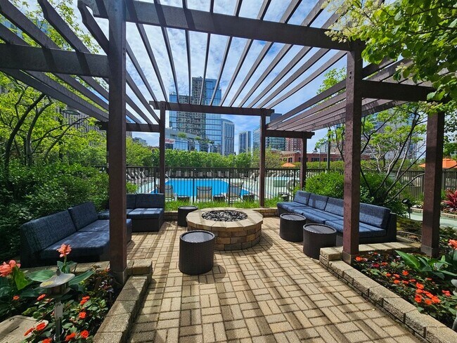 Building Photo - 400 N La Salle Dr