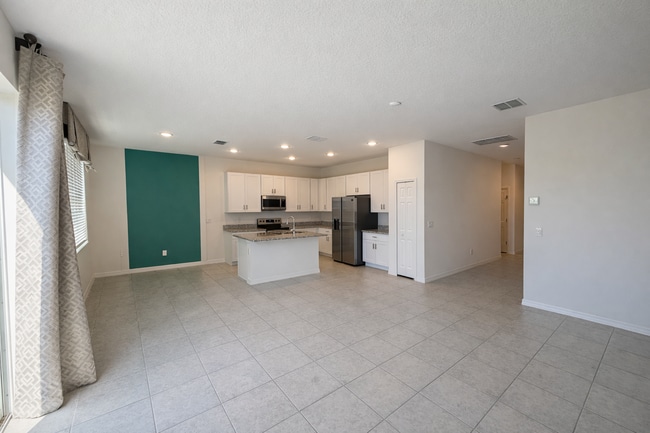 Building Photo - Charming 3-Bed Oasis with Elegance in Haines City!