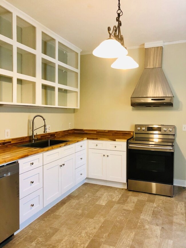 Building Photo - Plum Street-3 bedroom/2 bath home with large rocking chair front porch!