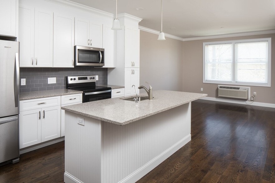 Building Photo - North Washington Square @ Hickory: In-Unit Washer & Dryer, Cold Water, Fitness Center, Sauna, Bar...