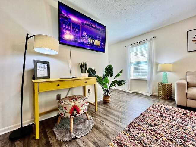 Building Photo - Fully furnished rental home for Corporate housing or insurance stays