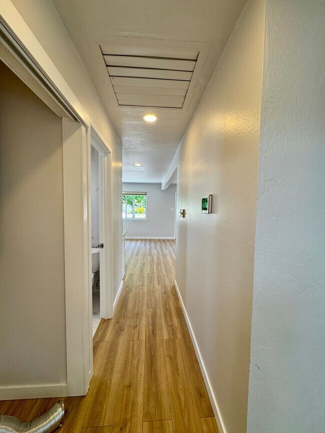Building Photo - Adorable Newley Remodeled Home Available Now in Sacramento!
