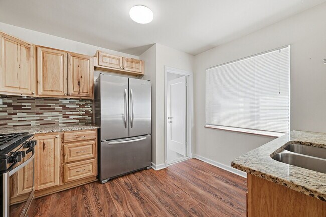 Building Photo - $2,895.95, 3-bed, 2-bath duplex in Denver with a washer and dryer and $300 off the first month's ...