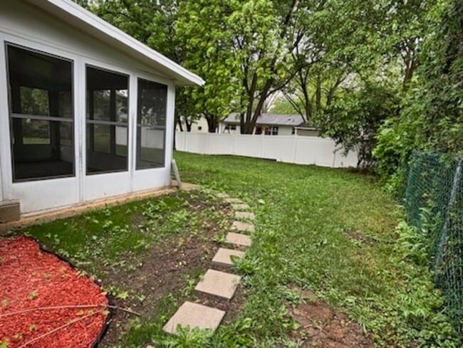Building Photo - 654 Longview Dr