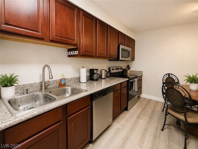 Building Photo - 5026 River Glen Dr