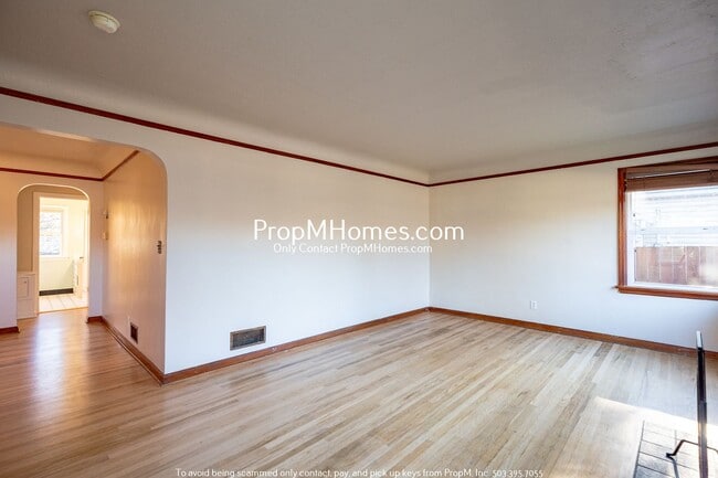 Building Photo - 4 Bedroom in the Heart of Sellwood! Fenced Backyard and Huge Basement!