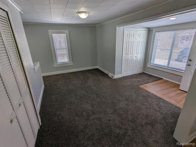 Building Photo - 2050 E Scottwood Ave