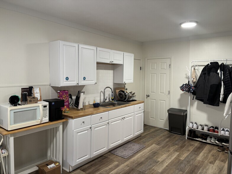 Kitchen - 2089 Fairview Ave