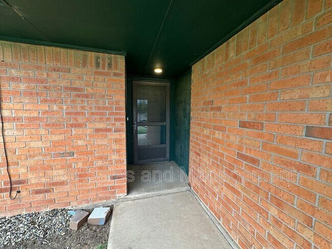 Building Photo - 813 N Eagle Ln