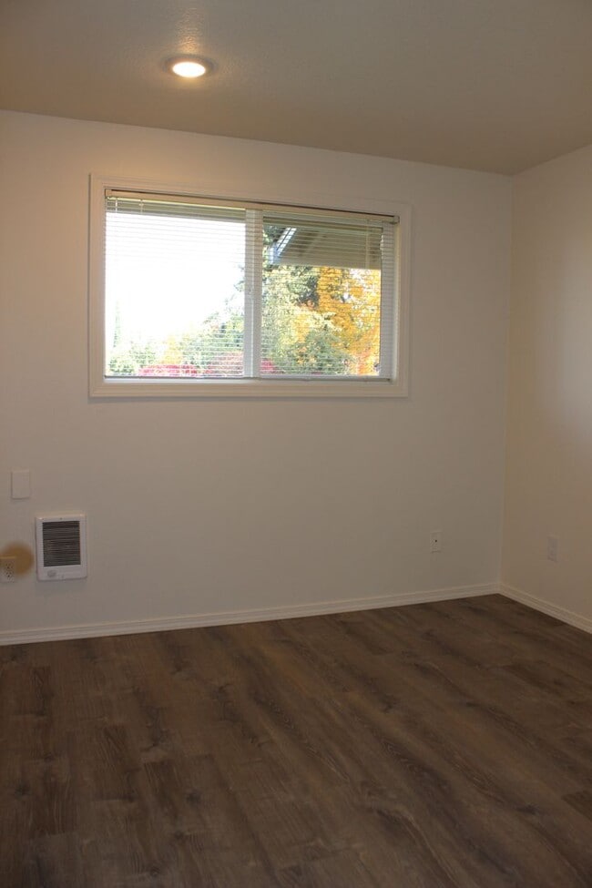 Building Photo - 4 Bed 2 Bath Hillsboro Ranch