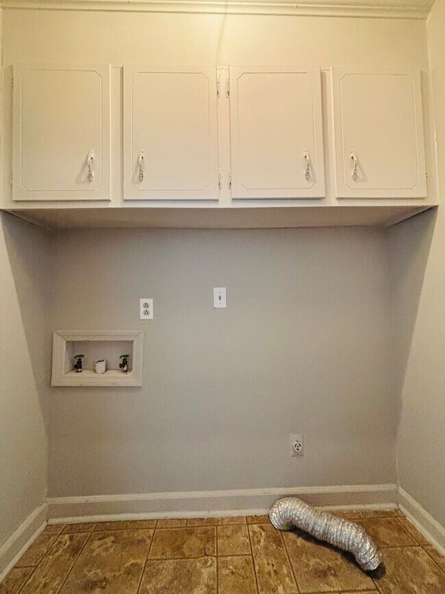 Building Photo - Move-In Ready Ranch in the Heart of Elgin!