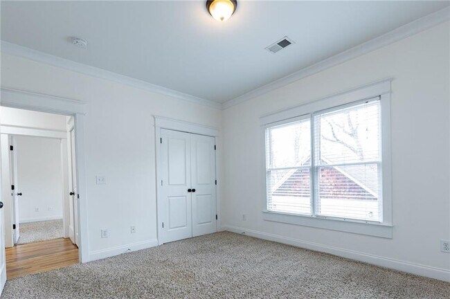 Building Photo - 2288 Oakview Rd NE