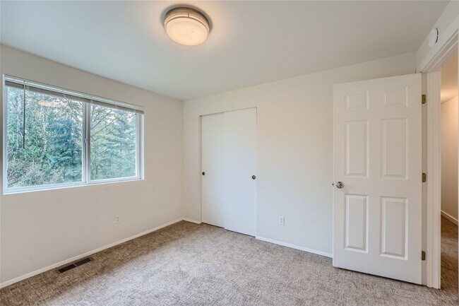 Building Photo - Amazing 4Bed/2.5Bath Home with Fully Fenced Backyard in Bellevue!