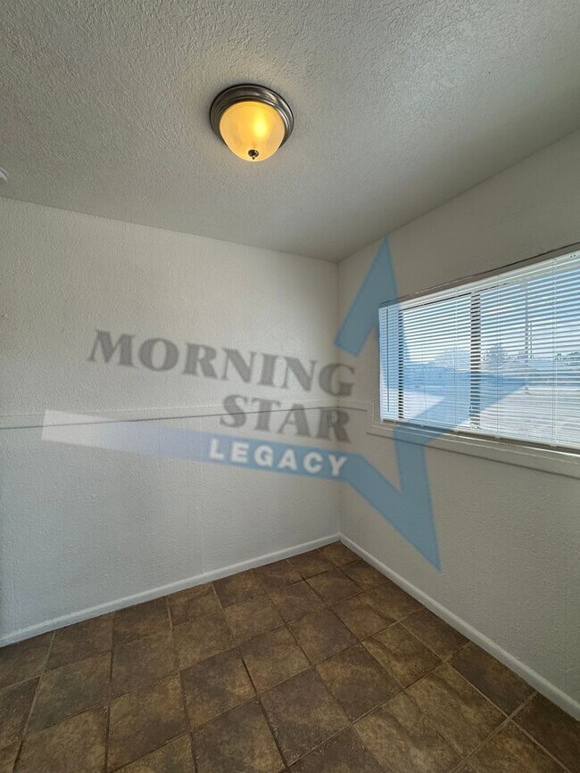Building Photo - 612 3rd St