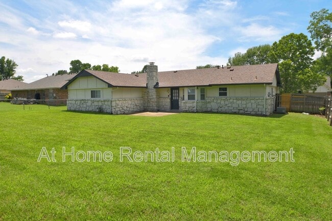 Building Photo - 401 N Fir Pl