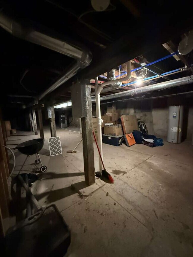 Building Photo - "Charming 2-Bed Oasis in St. Louis City – Spacious 1000 Sq Ft Living at 3215-3217 Nebraska Ave!"