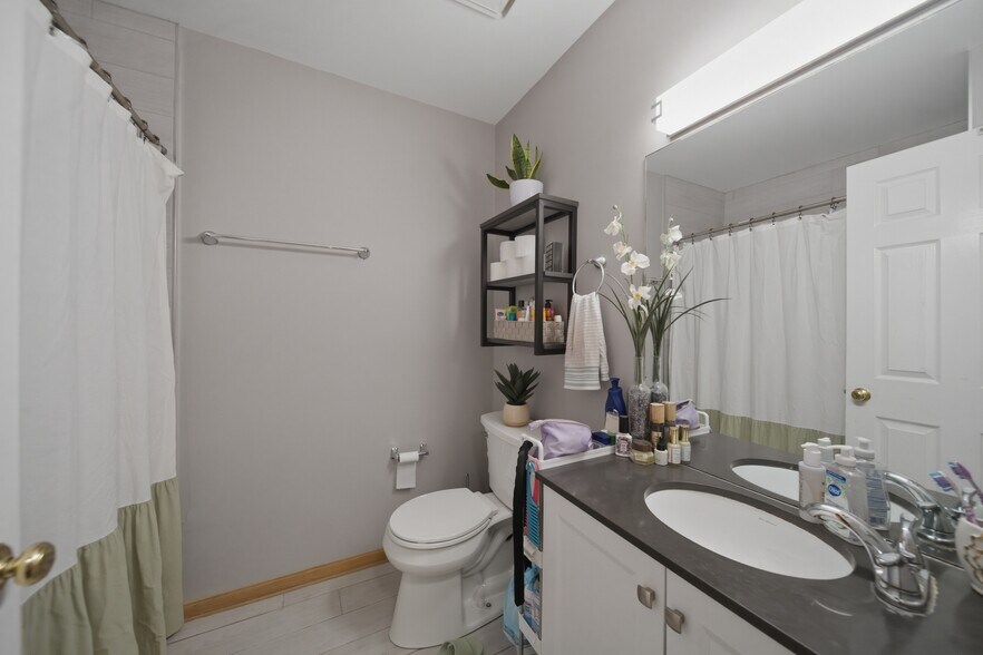 Building Photo - 844 N Wood St