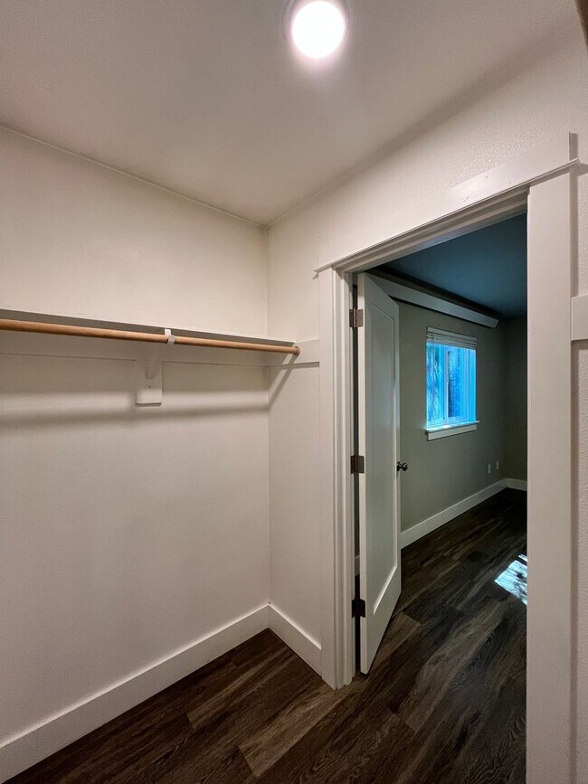 Building Photo - Large 3 Bedroom 2 Bathroom! In-Unit Washer...