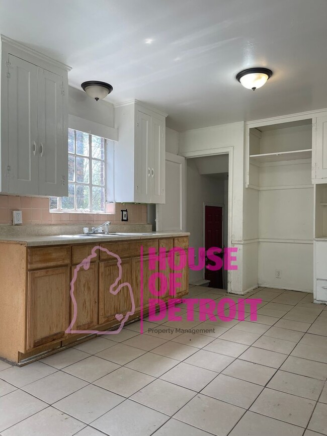 Building Photo - 3 BEDROOM 1 BATH BUNGALOW FREE PRE-SCREEN
