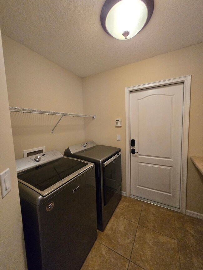 Building Photo - Gorgeous 4-Bedroom Home with Office, Pool,...