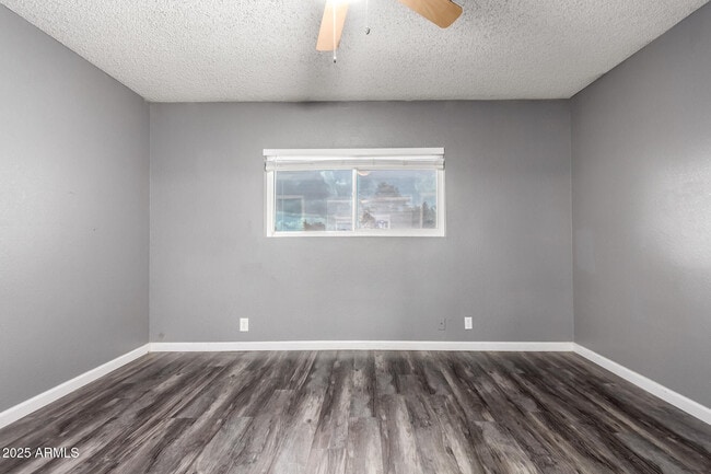 Building Photo - 286 W Palomino Dr