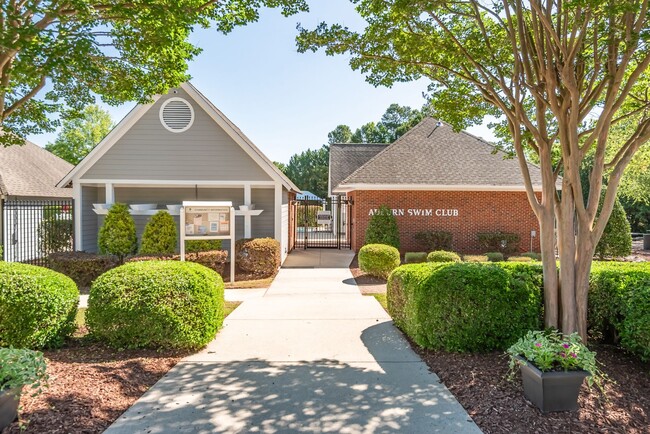 Building Photo - Spacious Single Family Home: Available July 10th