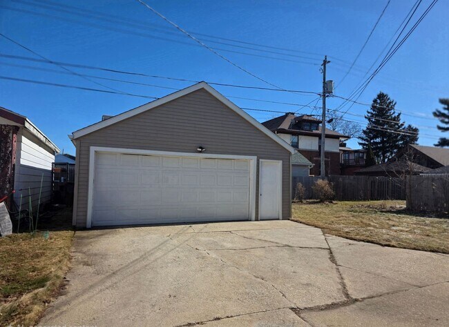 Building Photo - 1801 N Wisconsin St