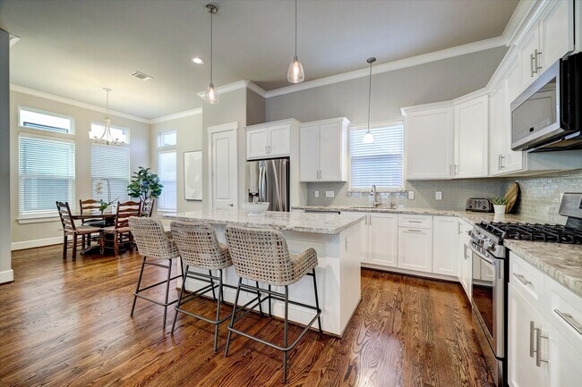 Building Photo - 870 Wakefield Dr