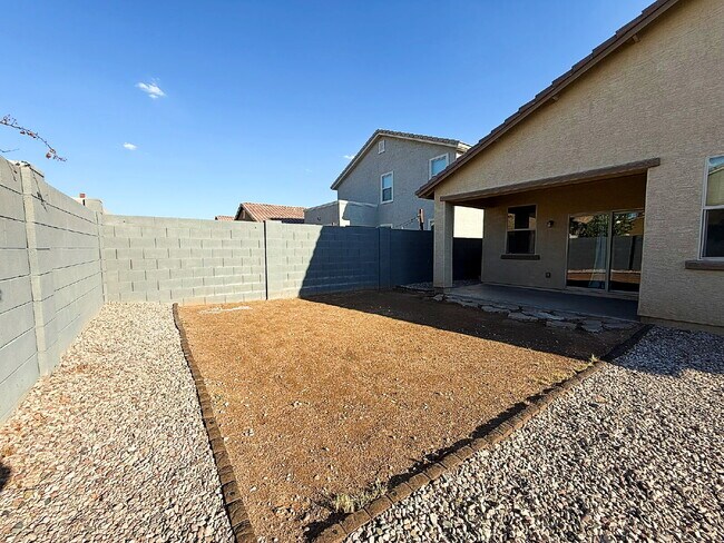 Building Photo - "Charming 3-Bedroom Oasis with 2 Baths & S...