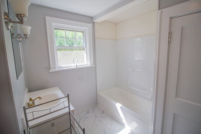 Building Photo - 2 BR 1 BA North Colonie Schools