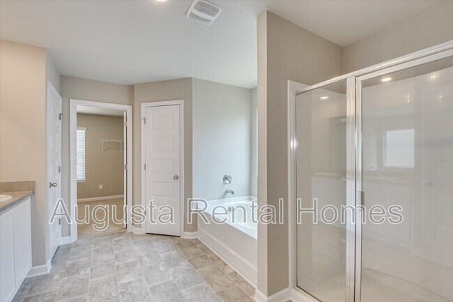 Building Photo - 560 Post Oak Ln