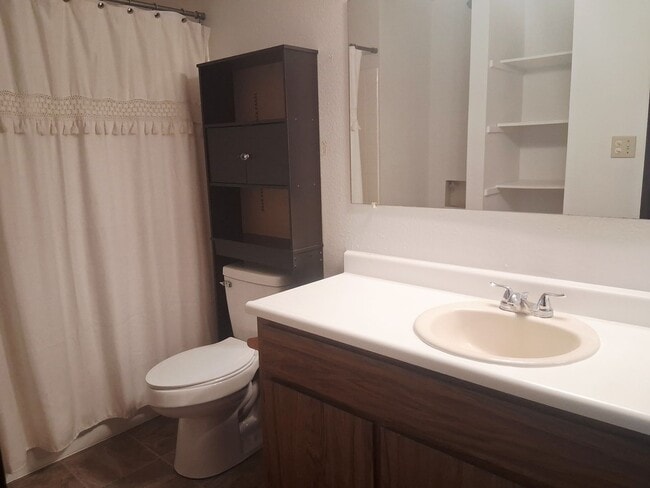 Building Photo - Downstairs Condo, Close to Downtown