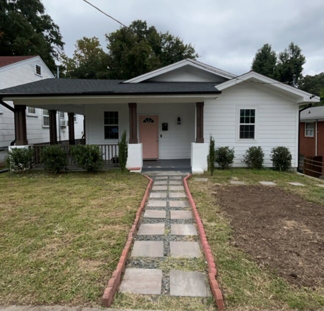 Primary Photo - $250 OFF SECOND MONTHS RENT!!! Modern Char...