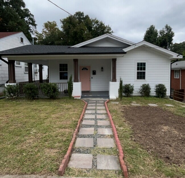 Primary Photo - $350OFF SECOND MONTHS RENT!!! Modern Charm...