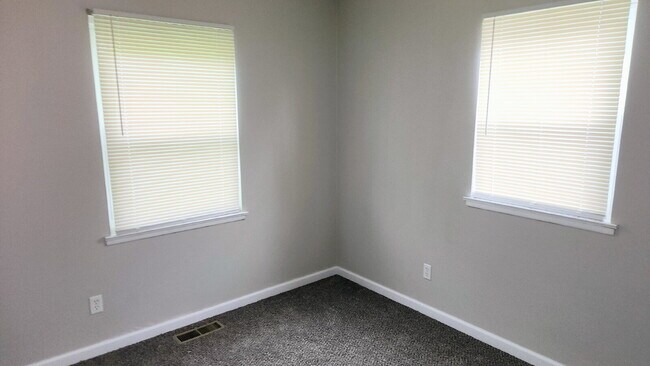Building Photo - "Charming 3-Bedroom Gem in Hazelwood with Modern Comforts