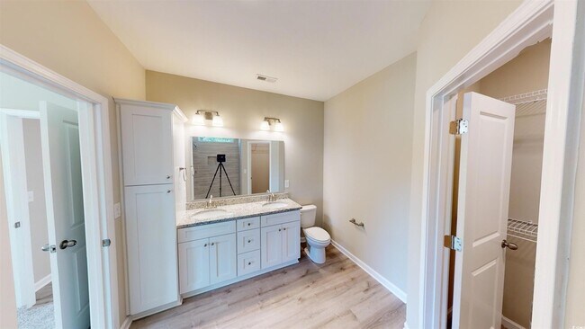 Building Photo - 14 Racquet Club Dr
