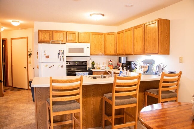 Building Photo - Very Well Maintained Apartment - One Floor...