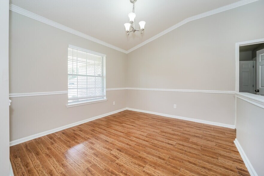 Building Photo - 2452 Royal Pointe Dr