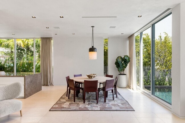 Building Photo - 1051 W 48th St