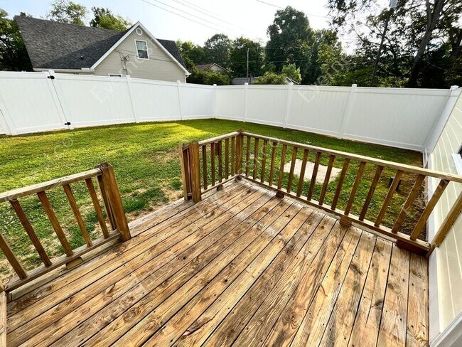 Building Photo - 903 Gordon St