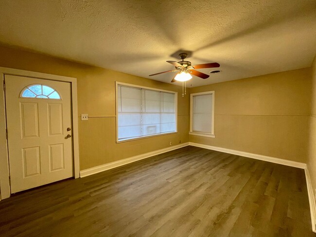 Building Photo - 5267 Sunset Ave