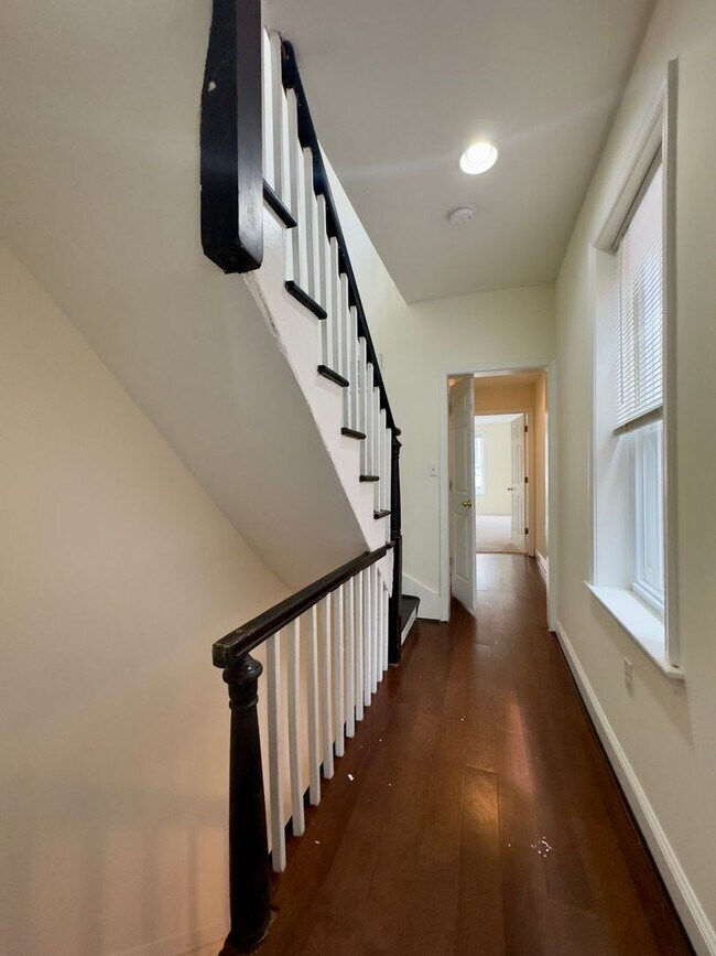 Building Photo - Inviting 3-Bedroom Single Family Townhome ...