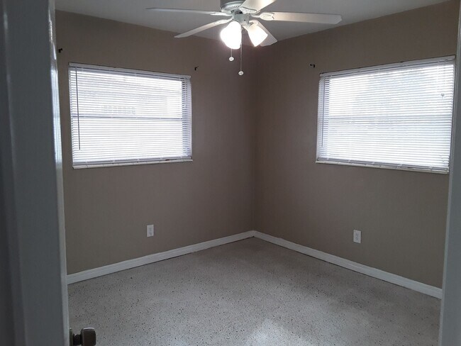 Building Photo - Three Bedroom One Bathroom House near Gulfport area.