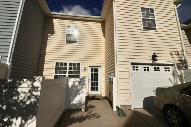 Building Photo - Fabulous Townhome In Lexington! Attached G...