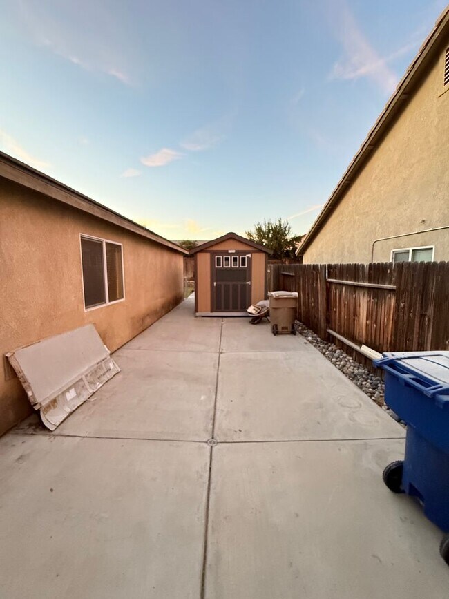 Building Photo - Beautifully Maintained 3-Bedroom Plus Offi...