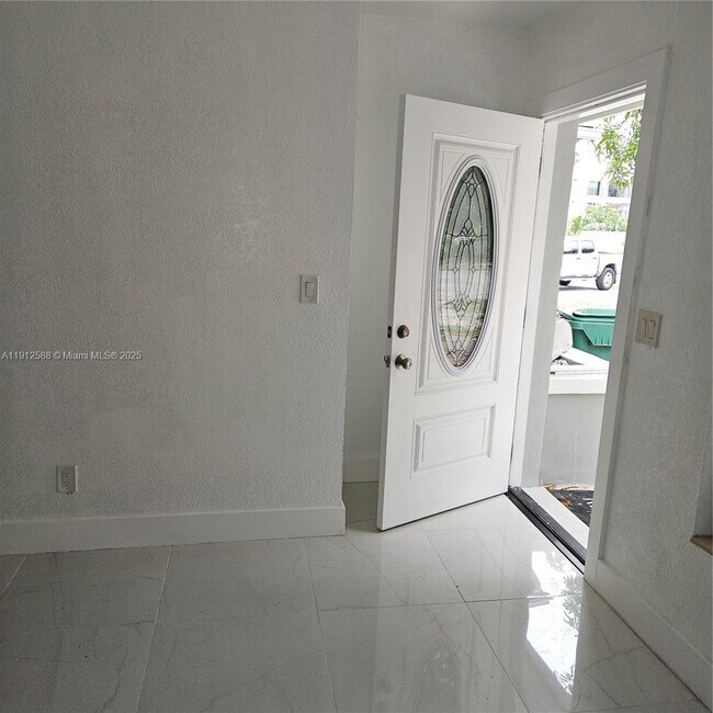 Building Photo - 14710 NE 5th Ct